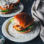 Crispy Chicken Burger Caesar-Style aus dem Airfryer mit knuspriger Panko-Kruste, Romanasalat und gehobeltem Parmesan im goldbraunen Brioche-Bun
