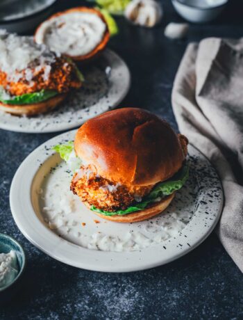 Crispy Chicken Burger Caesar-Style aus dem Airfryer mit knuspriger Panko-Kruste, Romanasalat und gehobeltem Parmesan im goldbraunen Brioche-Bun