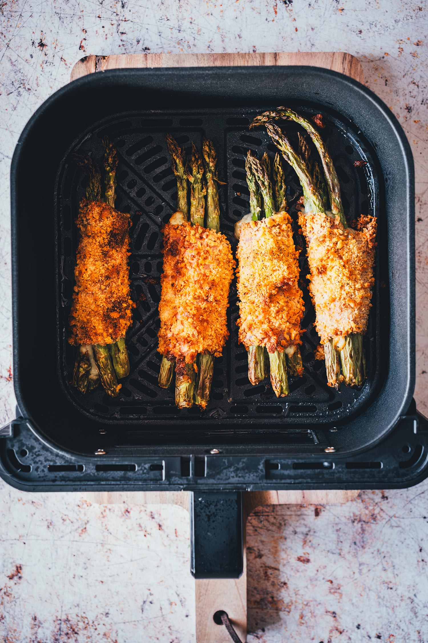 Knusprig goldbraun gegarte Spargel Cordon Bleu Päckchen mit Panko-Kruste im Airfryer-Korb