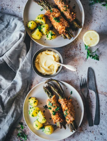 Spargel Cordon Bleu aus dem Airfryer mit grünem Spargel, Salzkartoffeln und Hollandaise auf zwei Tellern von oben