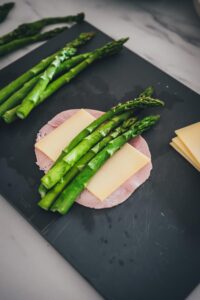Angerösteter grüner Spargel auf Gruyère und Kochschinken — Aufbau der Päckchen für das Spargel Cordon Bleu