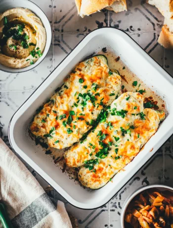 Rezeptsammlung Juli-Rezepte mit dem Titelbild für vegetarisch gefüllte Zucchini.