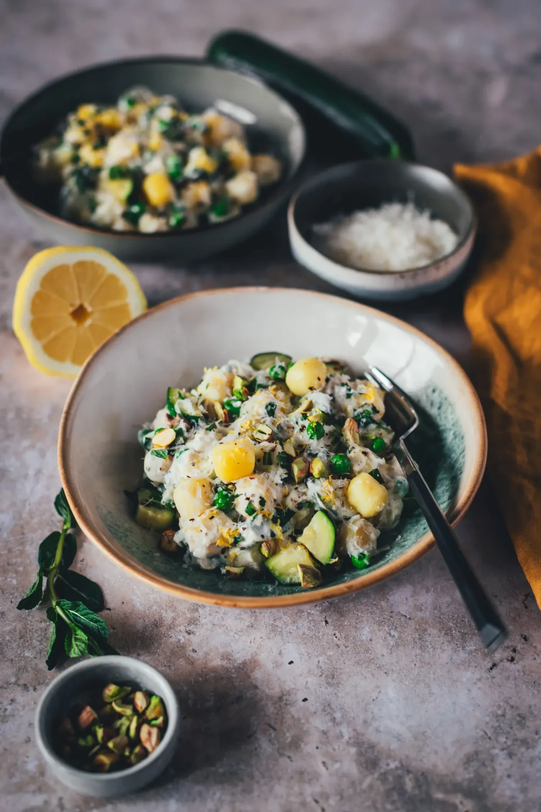 Lemon Ricotta Gnocchi Bowl mit Zucchini, Erbsen, frischer Minze und Pistazien-Crunch in cremiger Zitronen-Ricotta-Sauce