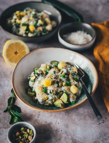 Lemon Ricotta Gnocchi Bowl mit Zucchini, Erbsen, frischer Minze und Pistazien-Crunch in cremiger Zitronen-Ricotta-Sauce