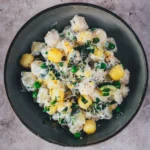 Cremige Lemon Ricotta Gnocchi Bowl mit BÜRGER Mini-Gnocchi, Zucchini, Erbsen und Pistazien