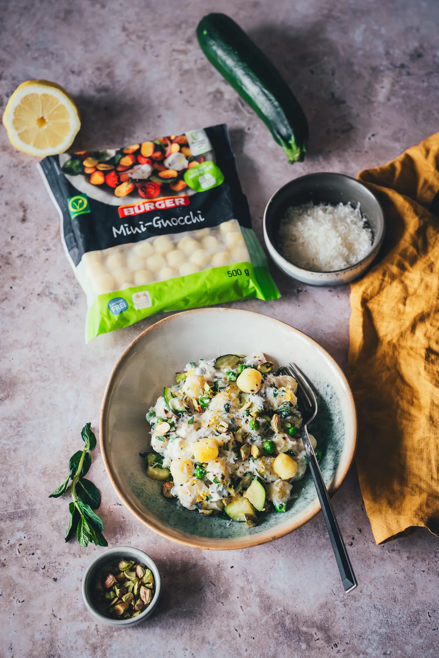 Zutaten für Lemon Ricotta Gnocchi mit BÜRGER Mini-Gnocchi Packung im Flatlay