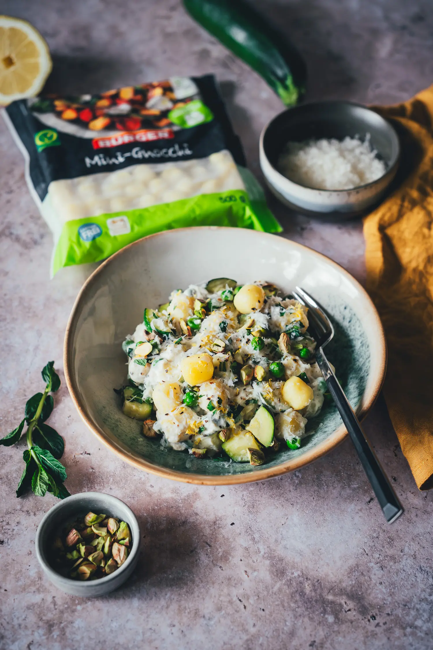 Zutaten für Lemon Ricotta Gnocchi mit BÜRGER Mini-Gnocchi Packung, Ricotta, Zucchini, Erbsen, Zitrone und Parmesan